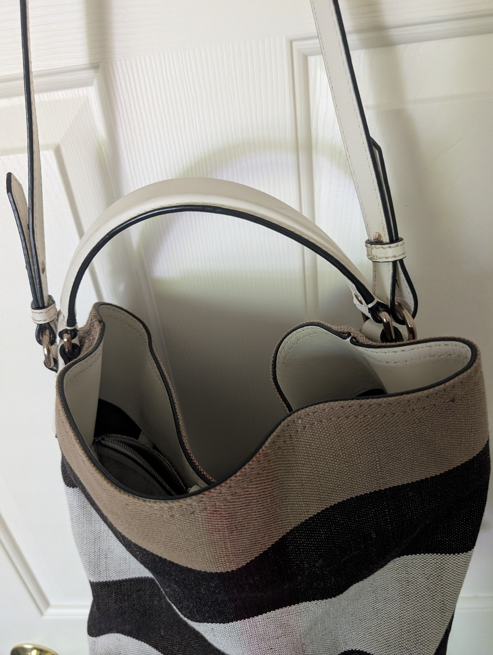 EUC Burberry Ashby Bucket Bag In House Check Canvas and Off-White Calfskin. - Picture 5 of 16